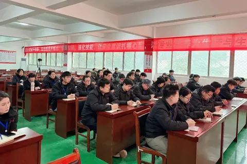 凝心聚力启新程 温情贺岁暖人心——南阳市振方职业培训学校召开2025年度总结会