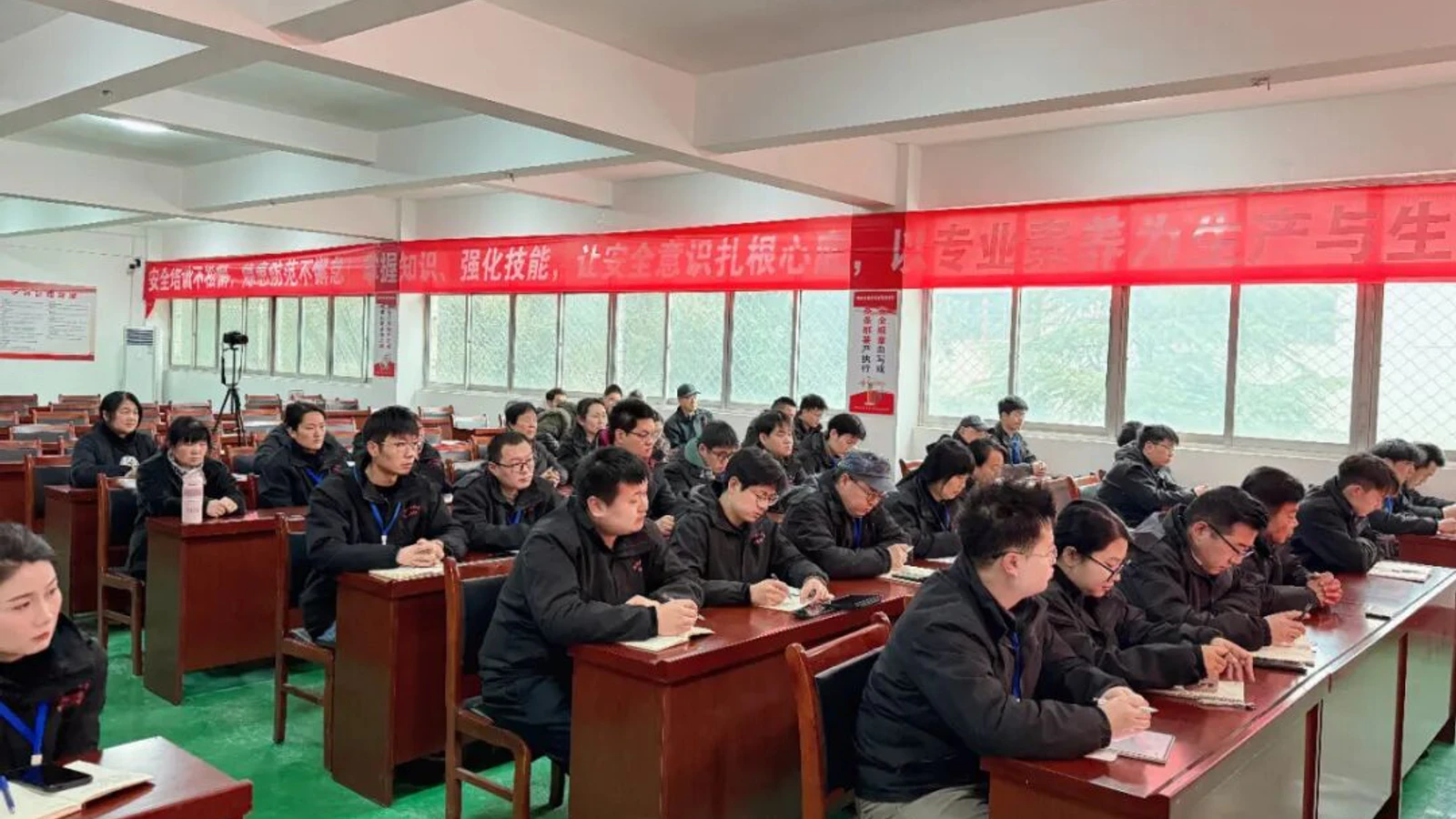 凝心聚力启新程 温情贺岁暖人心——南阳市振方职业培训学校召开2025年度总结会