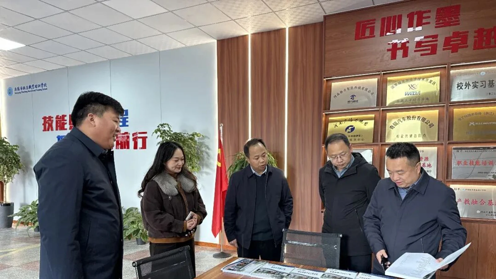 信阳市新县、南阳市人社局领导一行莅临南阳市振方职业培训学校指导工作